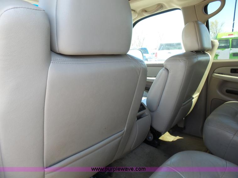 image for item J4205 2002 Chevrolet Suburban 1500 SUV