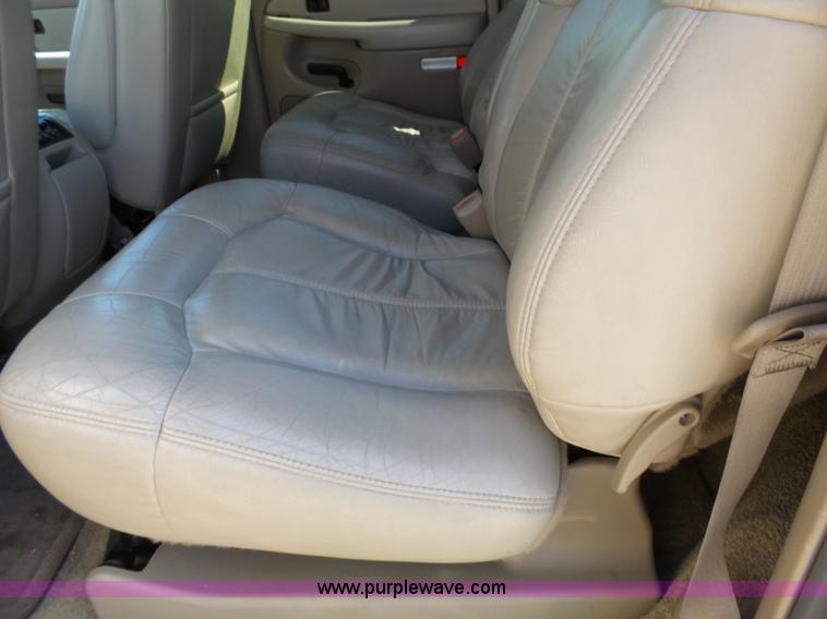 image for item J4205 2002 Chevrolet Suburban 1500 SUV