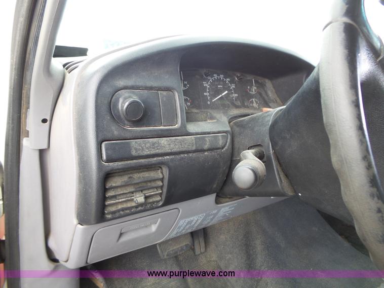 image for item J4206 1997 Ford F350 XL box truck