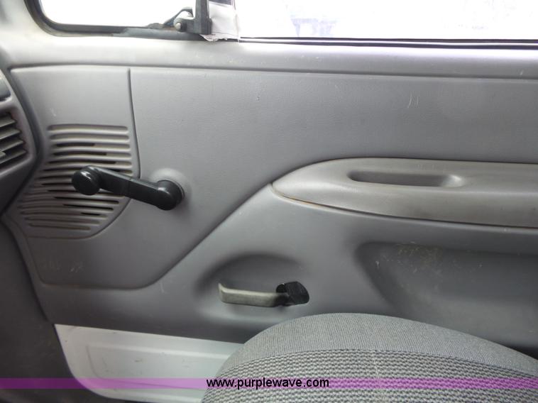 image for item J4206 1997 Ford F350 XL box truck