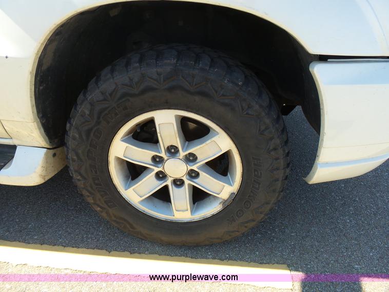 image for item J4209 2003 Cadillac Escalade EXT pickup truck