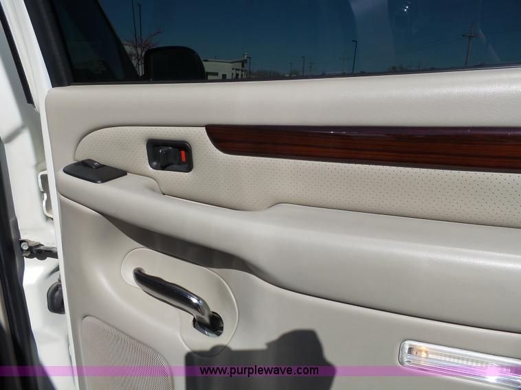 image for item J4209 2003 Cadillac Escalade EXT pickup truck