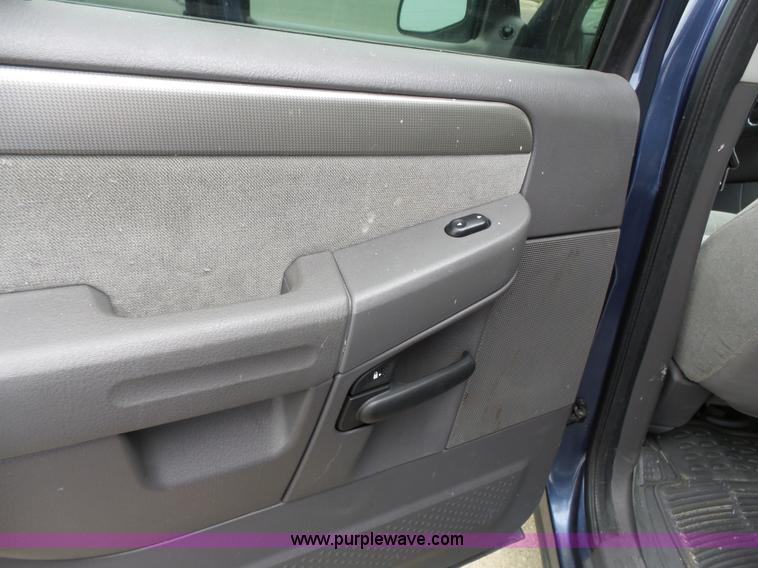 image for item J4241 2004 Ford Explorer XL SUV