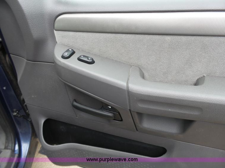 image for item J4241 2004 Ford Explorer XL SUV