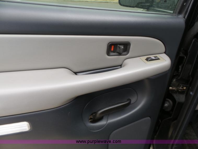 image for item L3714 2001 Chevrolet Tahoe LS SUV