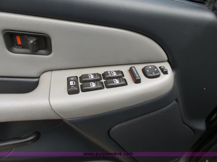 image for item L3714 2001 Chevrolet Tahoe LS SUV