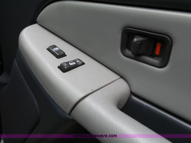 image for item L3714 2001 Chevrolet Tahoe LS SUV