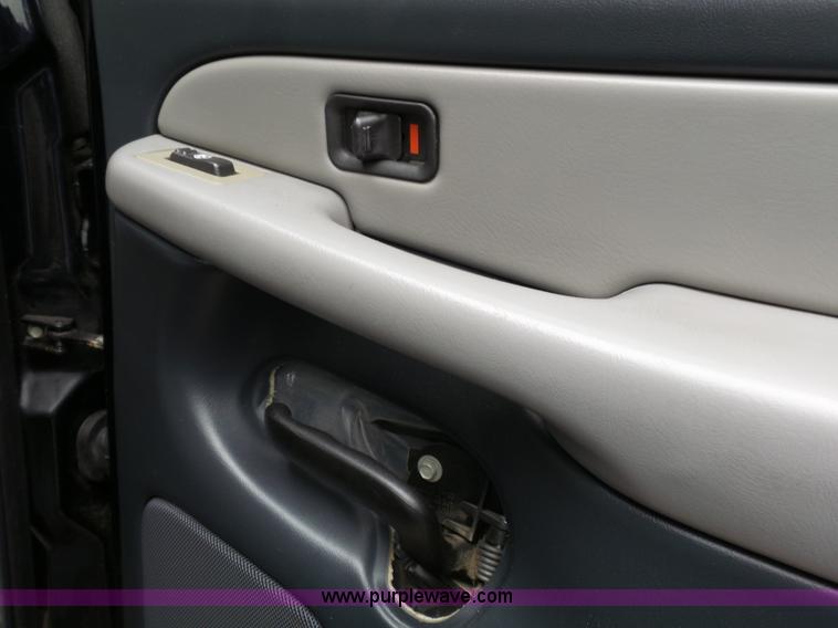 image for item L3714 2001 Chevrolet Tahoe LS SUV