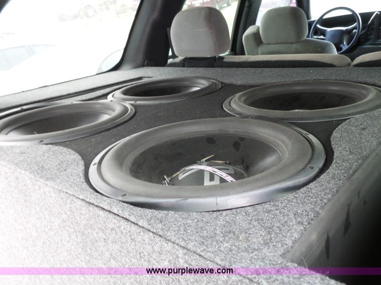 image for item L3714 2001 Chevrolet Tahoe LS SUV