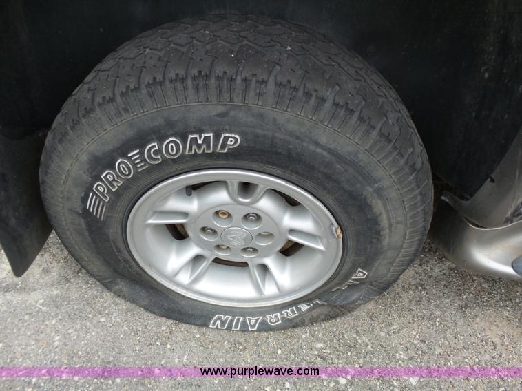 image for item L3720 2000 Dodge Durango SLT SUV