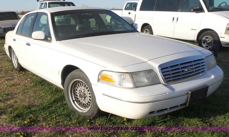 image for item L7489 2000 Ford Crown Victoria LX