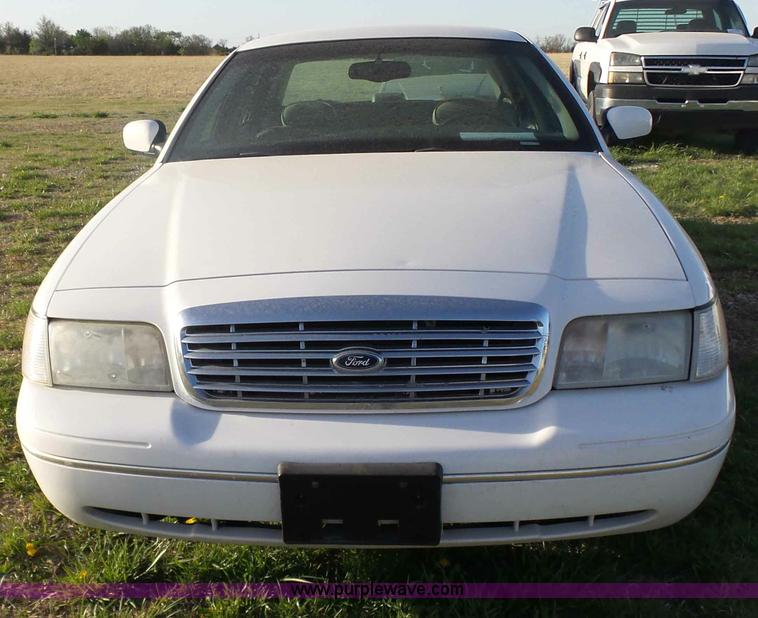 image for item L7489 2000 Ford Crown Victoria LX