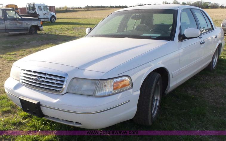image for item L7489 2000 Ford Crown Victoria LX