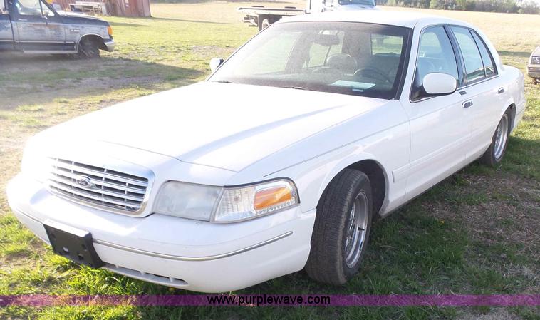 image for item L7489 2000 Ford Crown Victoria LX