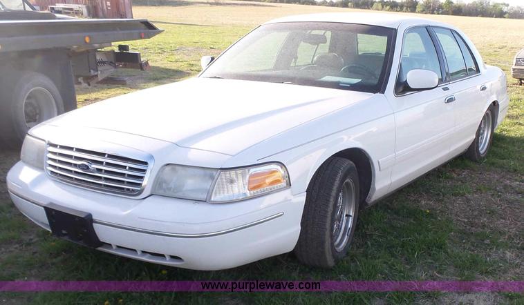 image for item L7489 2000 Ford Crown Victoria LX