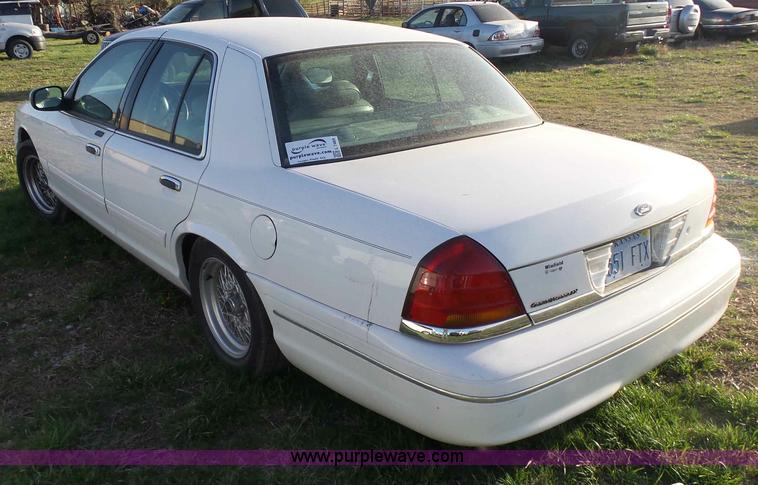 image for item L7489 2000 Ford Crown Victoria LX