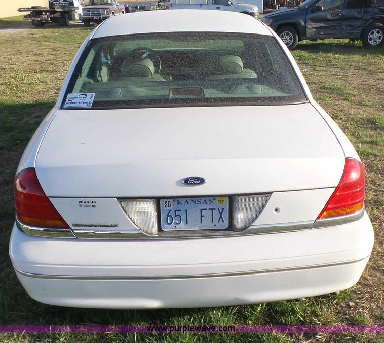 image for item L7489 2000 Ford Crown Victoria LX