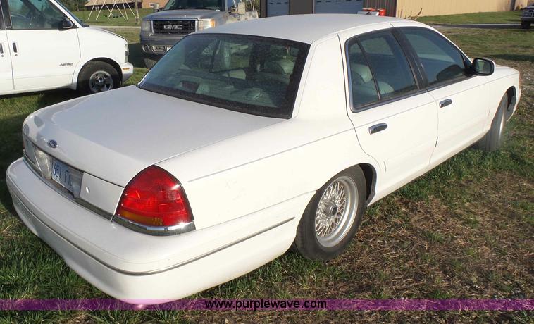 image for item L7489 2000 Ford Crown Victoria LX