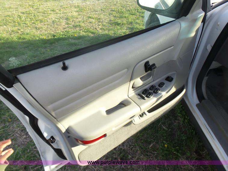 image for item L7489 2000 Ford Crown Victoria LX