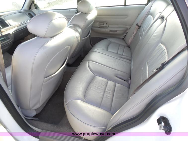 image for item L7489 2000 Ford Crown Victoria LX