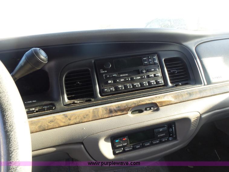 image for item L7489 2000 Ford Crown Victoria LX