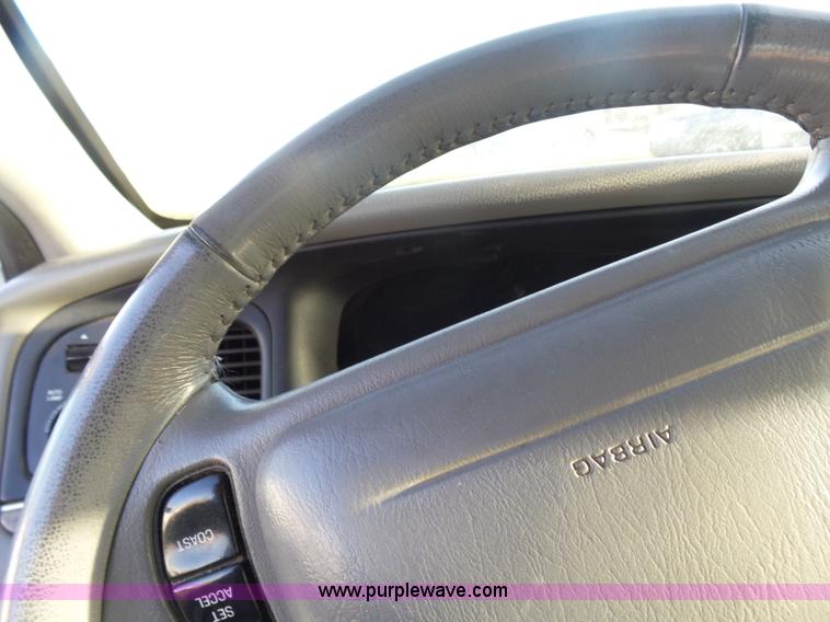 image for item L7489 2000 Ford Crown Victoria LX