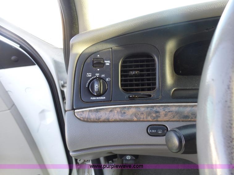 image for item L7489 2000 Ford Crown Victoria LX