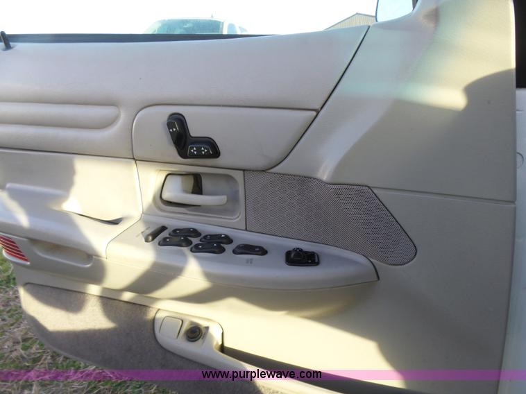 image for item L7489 2000 Ford Crown Victoria LX