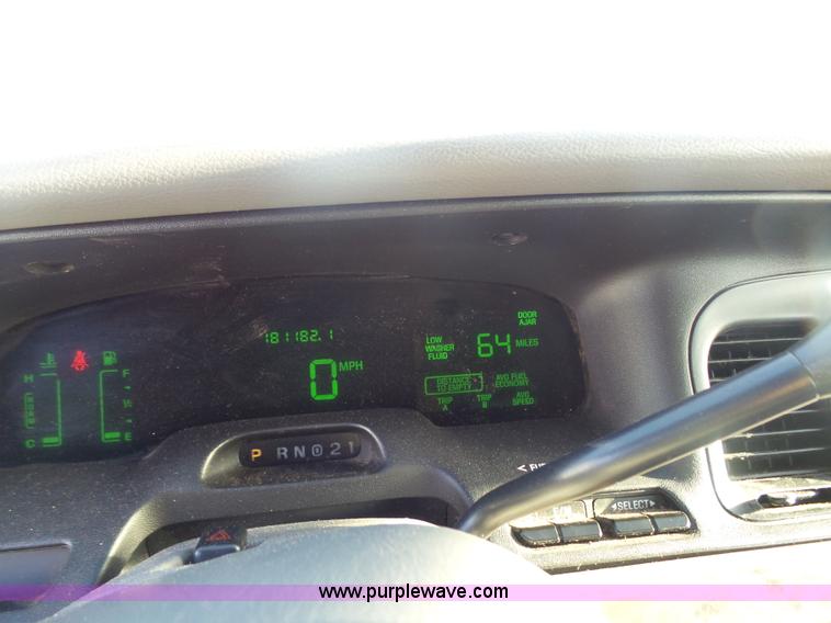 image for item L7489 2000 Ford Crown Victoria LX