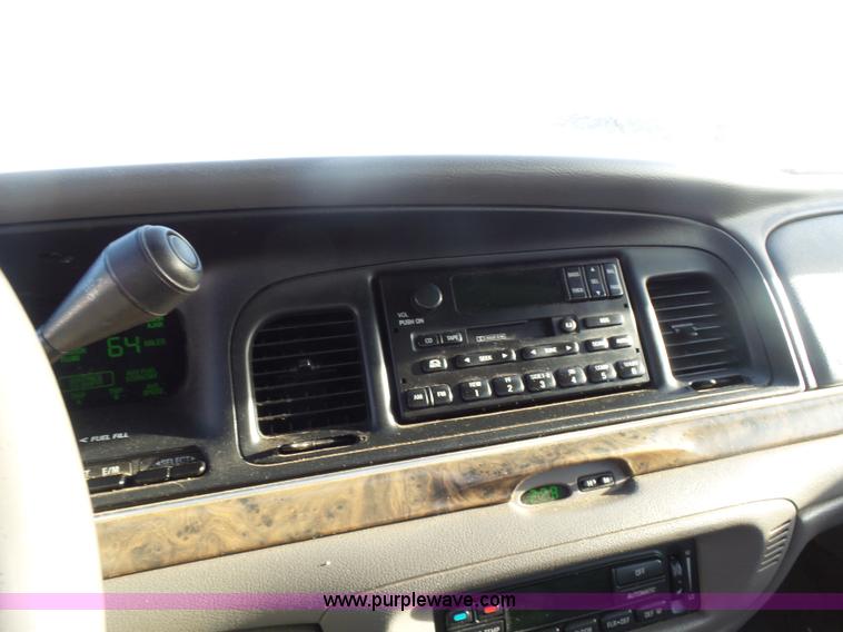 image for item L7489 2000 Ford Crown Victoria LX
