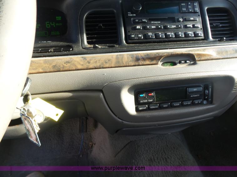 image for item L7489 2000 Ford Crown Victoria LX