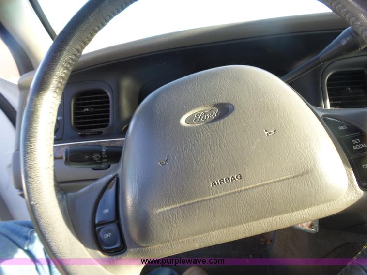 image for item L7489 2000 Ford Crown Victoria LX
