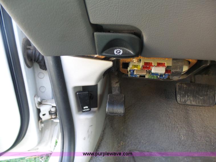 image for item L7489 2000 Ford Crown Victoria LX