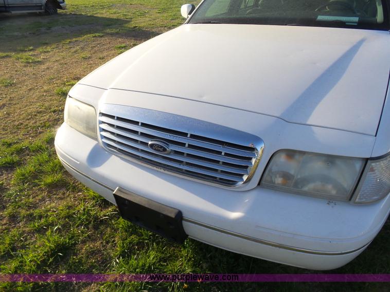 image for item L7489 2000 Ford Crown Victoria LX