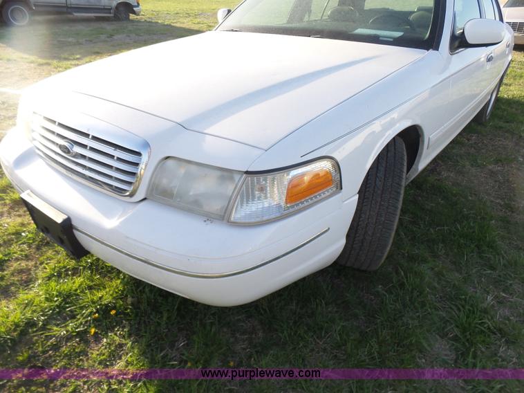image for item L7489 2000 Ford Crown Victoria LX