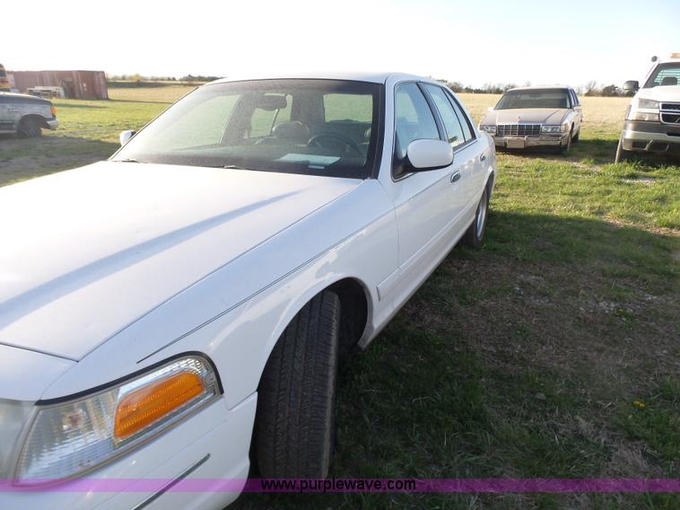 image for item L7489 2000 Ford Crown Victoria LX