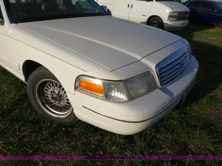 image for item L7489 2000 Ford Crown Victoria LX