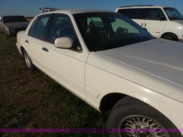 image for item L7489 2000 Ford Crown Victoria LX