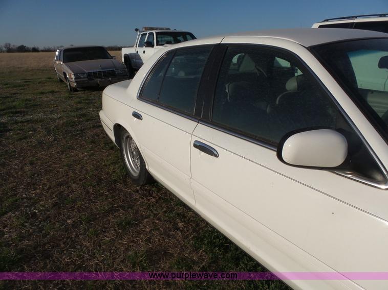 image for item L7489 2000 Ford Crown Victoria LX