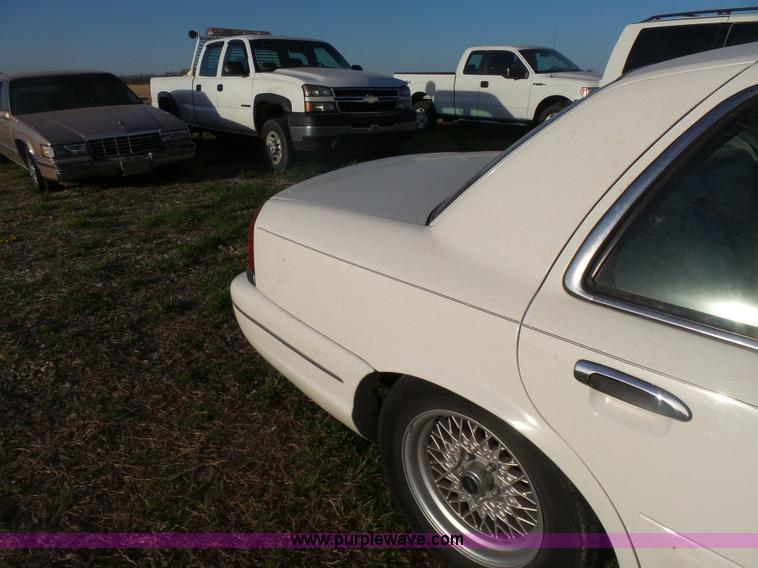 image for item L7489 2000 Ford Crown Victoria LX