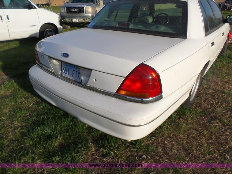 image for item L7489 2000 Ford Crown Victoria LX