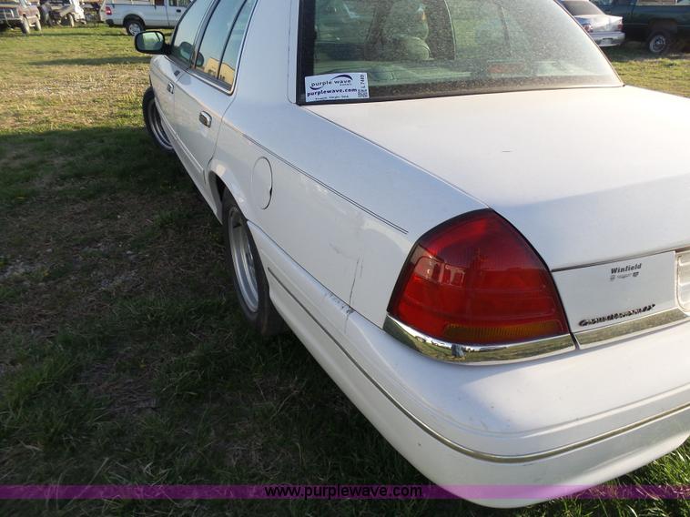 image for item L7489 2000 Ford Crown Victoria LX