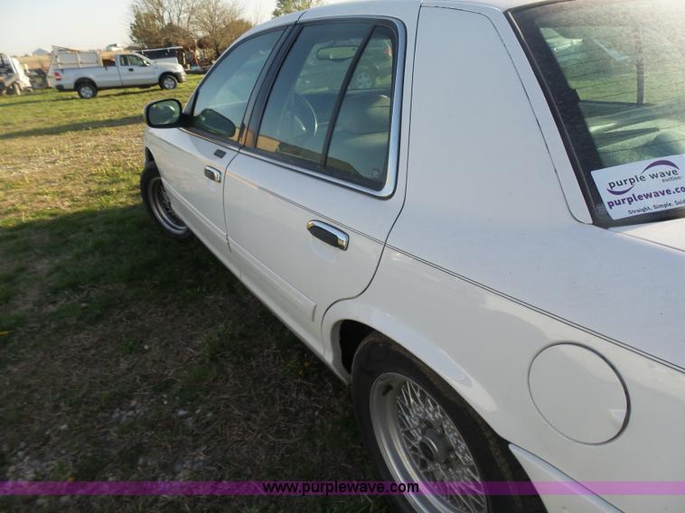 image for item L7489 2000 Ford Crown Victoria LX