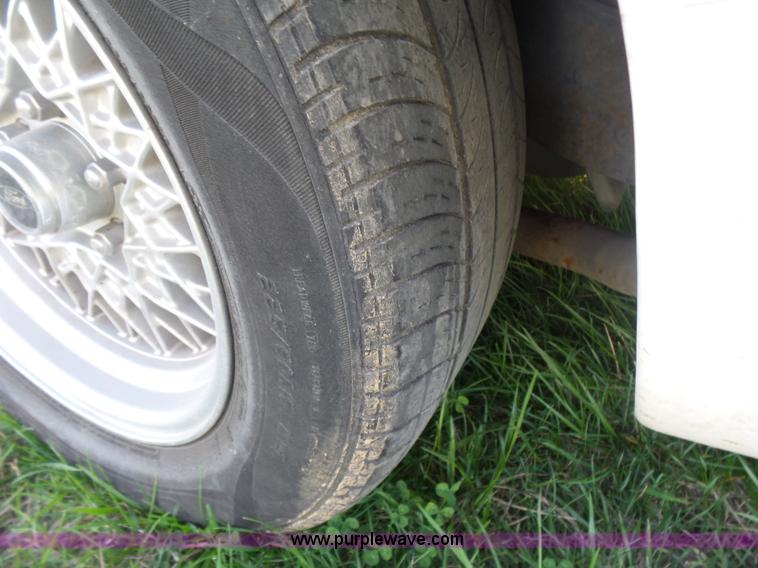 image for item L7489 2000 Ford Crown Victoria LX