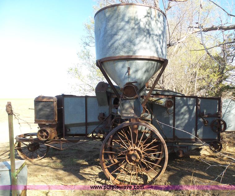 image for item AR9411 J.I. Case threshing machine