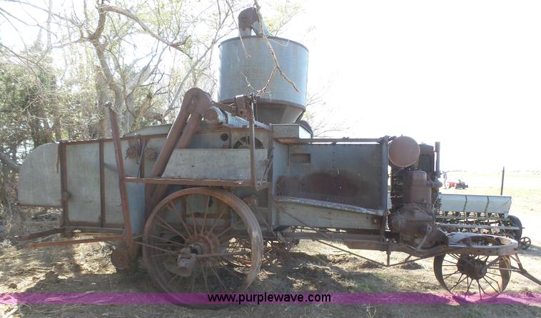 image for item AR9411 J.I. Case threshing machine