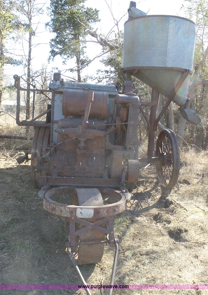 image for item AR9411 J.I. Case threshing machine