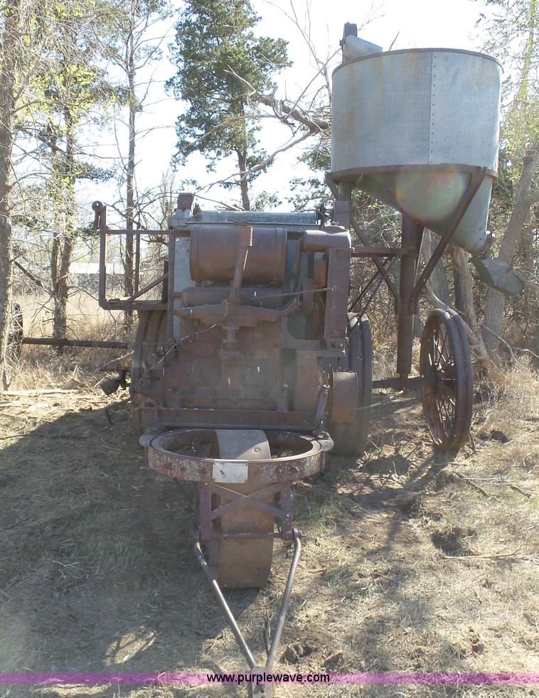 image for item AR9411 J.I. Case threshing machine