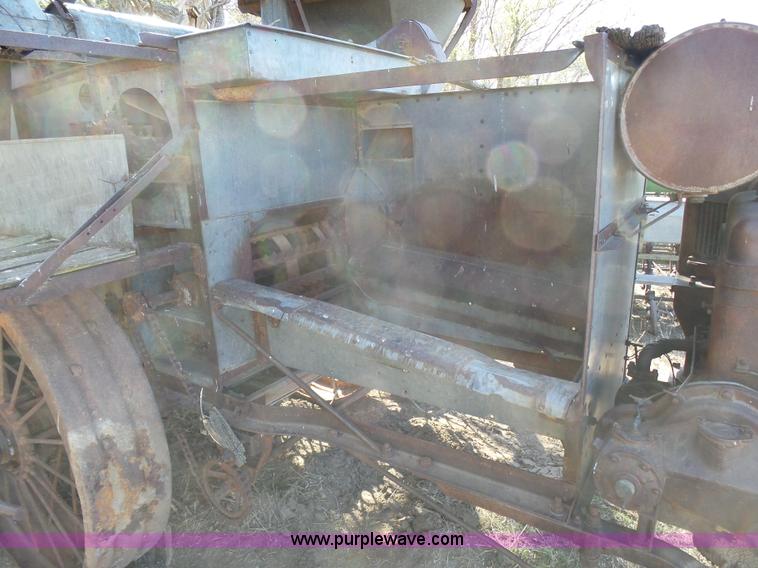 image for item AR9411 J.I. Case threshing machine