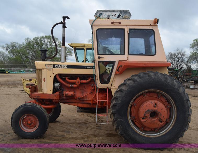 image for item AW9892 Case 930 Comfort King tractor